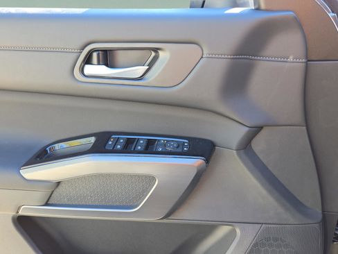 New 2026 Nissan Pathfinder SL FWD image 32