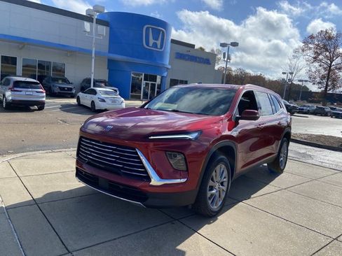 Used 2025 Buick Enclave Preferred w/ Power Package image 4