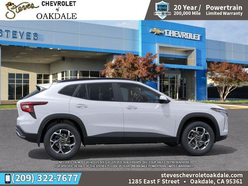 New 2025 Chevrolet Trax LT w/ Driver Confidence Package FWD image 5