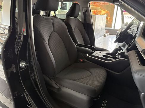 Used 2025 Toyota Highlander LE FWD image 25