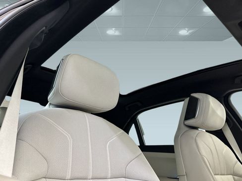 Used 2024 BMW i7 xDrive60 w/ Premium Package image 16