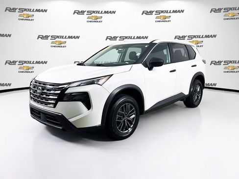Used 2024 Nissan Rogue S FWD image 3