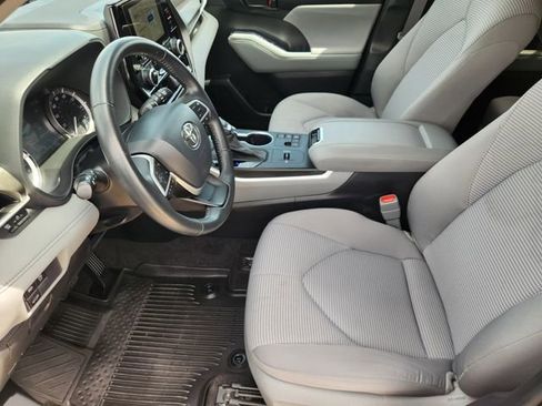 Used 2023 Toyota Highlander LE image 9