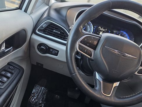 Used 2022 Chrysler Voyager LX image 18