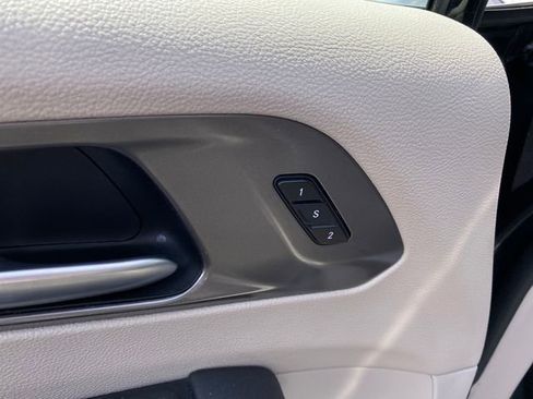 Used 2024 Chrysler Pacifica Limited FWD image 17