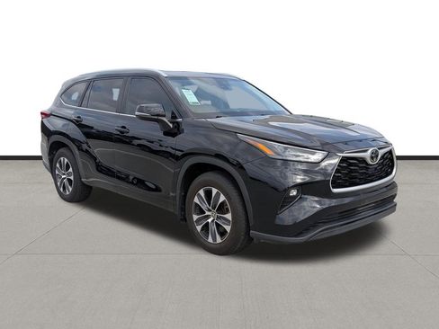 Used 2023 Toyota Highlander XLE image 3