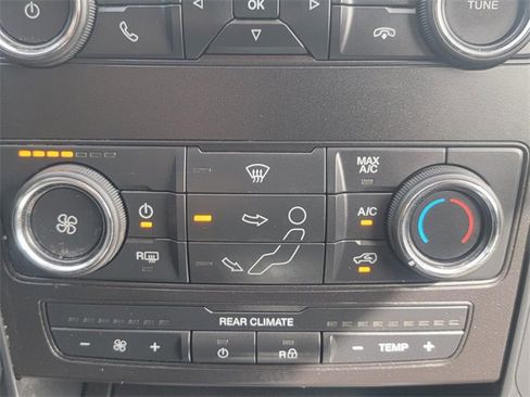 Used 2019 Ford Explorer XLT image 24