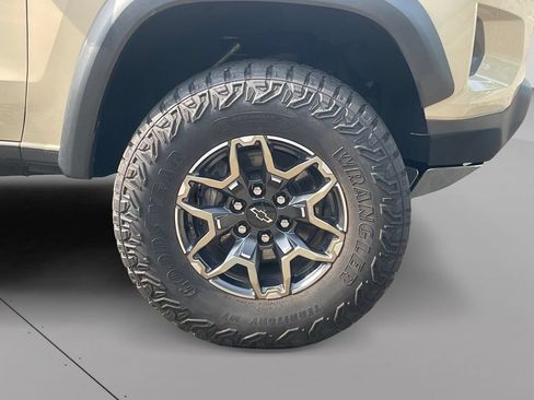 Used 2023 Chevrolet Colorado ZR2 w/ Technology Package AWD/4WD image 9