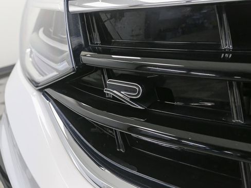 Certified 2024 Volkswagen Tiguan SE R-Line image 9