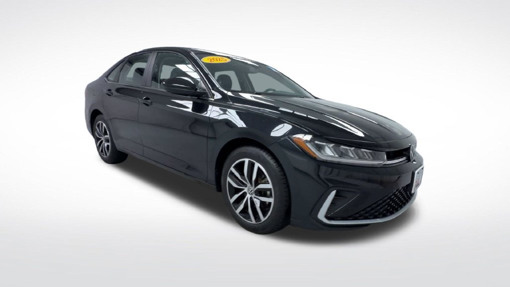 Used 2025 Volkswagen Jetta SE FWD image 2