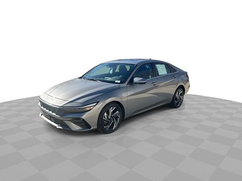 Used 2025 Hyundai Elantra SEL FWD image 5