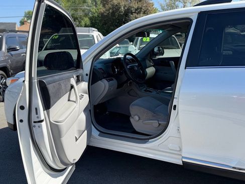 Used 2012 Toyota Highlander FWD image 6