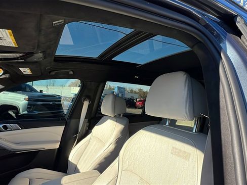Used 2022 BMW X7 M50i image 16
