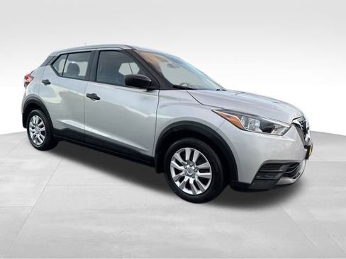 Used 2020 Nissan Kicks S image 1