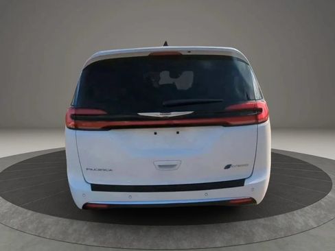 Used 2023 Chrysler Pacifica Limited FWD image 3