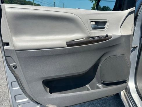 Used 2015 Toyota Sienna XLE w/ XLE Navigation Package FWD image 13