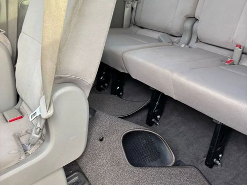 Used 2015 Kia Sedona LX w/ LX Convenience Package image 21