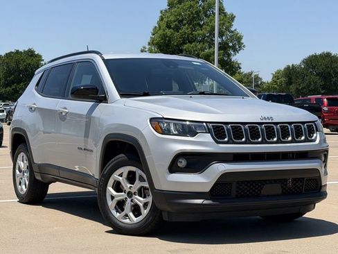 Used 2025 Jeep Compass Latitude AWD/4WD image 2