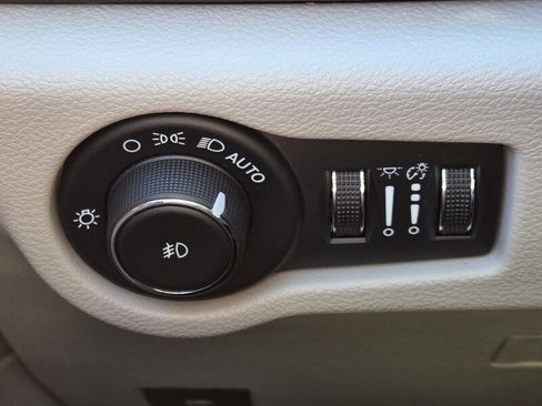 Used 2024 Chrysler Pacifica Touring-L image 23