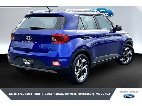 Used 2023 Hyundai Venue SEL FWD image 11