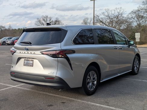 Used 2023 Toyota Sienna XLE image 9