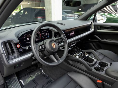 Certified 2025 Porsche Cayenne AWD/4WD image 4