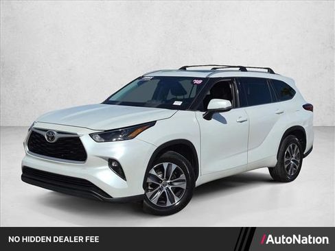 Used 2022 Toyota Highlander XLE FWD image 1