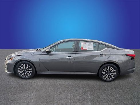 Used 2024 Nissan Altima 2.5 SV image 2