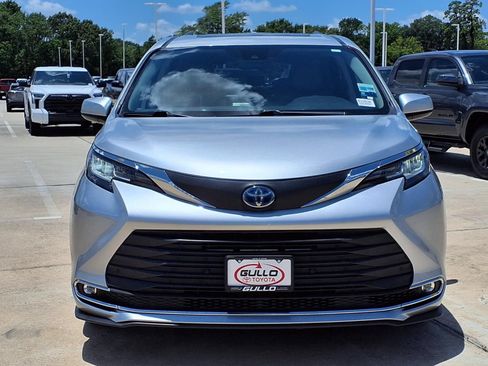 Certified 2023 Toyota Sienna XLE FWD image 4
