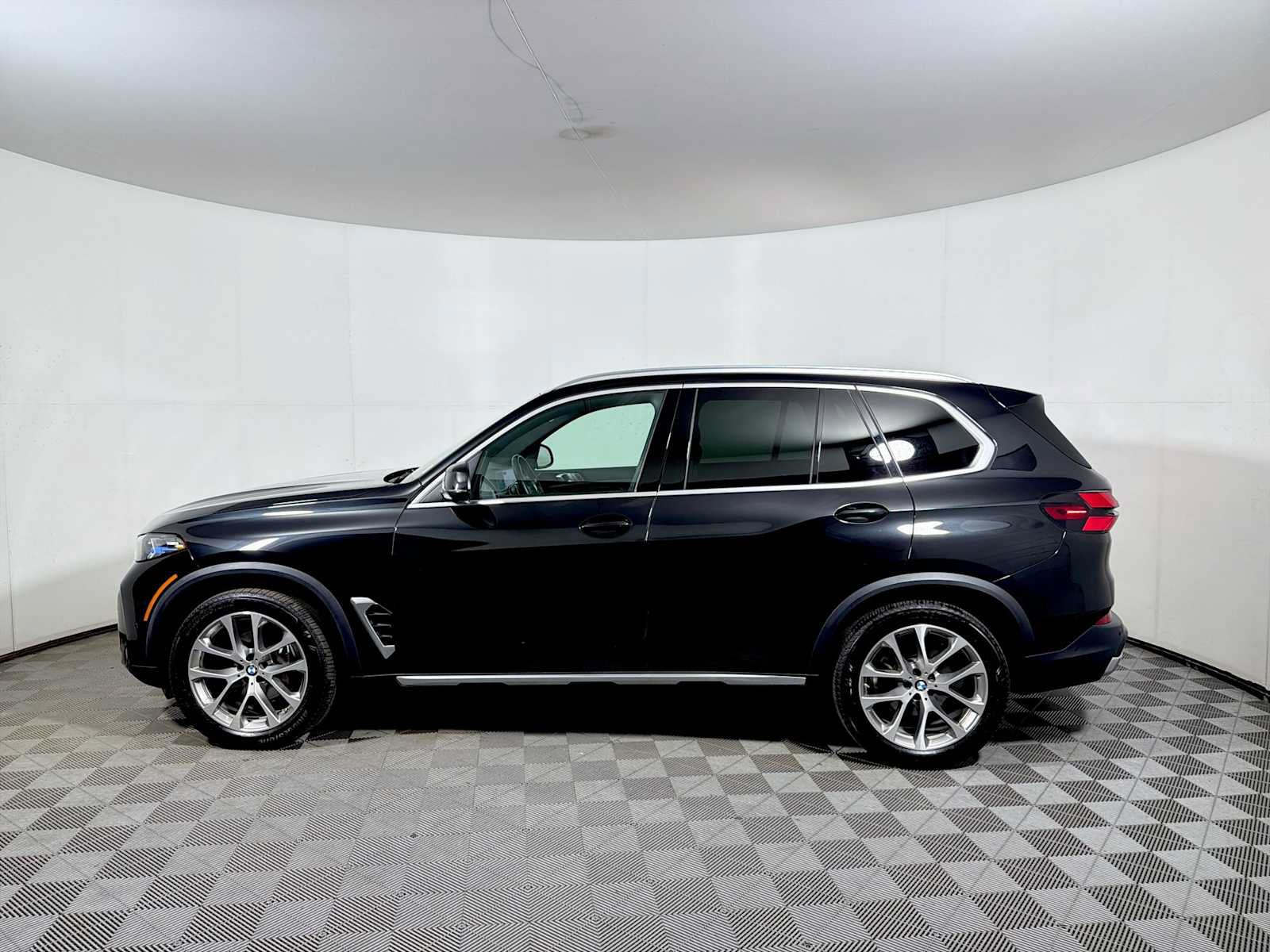 Used 2024 BMW X5 xDrive40i w/ Premium Package AWD/4WD image 4