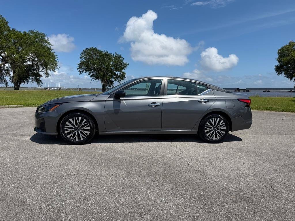 Used 2025 Nissan Altima 2.5 SV FWD image 2