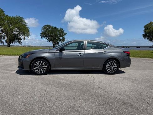 Used 2025 Nissan Altima 2.5 SV FWD image 2