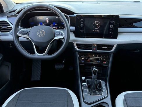 Certified 2025 Volkswagen Taos SE image 9