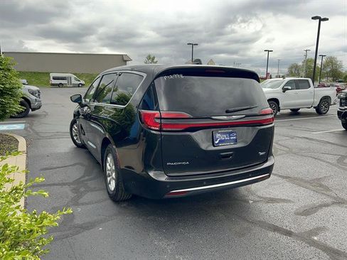 Used 2023 Chrysler Pacifica Touring-L FWD image 5