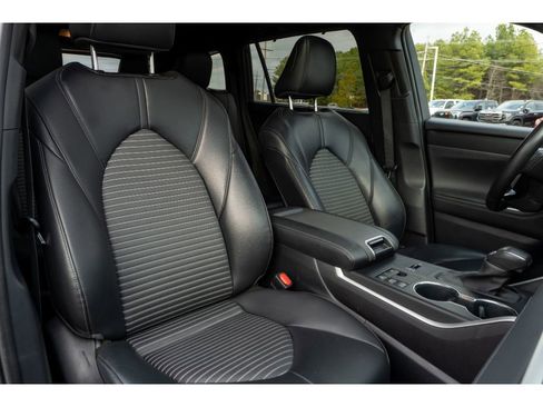 Used 2023 Toyota Highlander XSE image 12