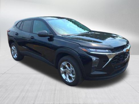 Used 2025 Chevrolet Trax LS w/ LS Convenience Package FWD image 2