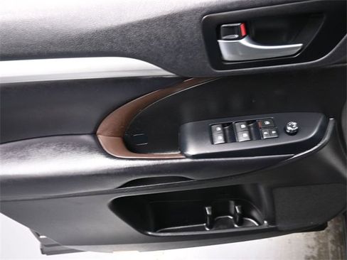 Used 2019 Toyota Highlander XLE image 13