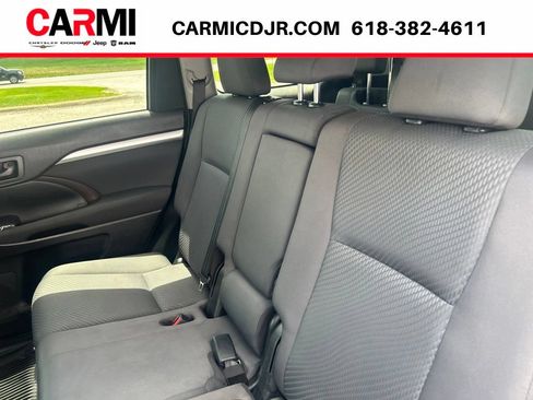 Used 2019 Toyota Highlander LE FWD image 30