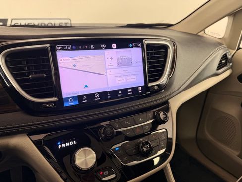 Used 2023 Chrysler Pacifica Limited FWD image 37