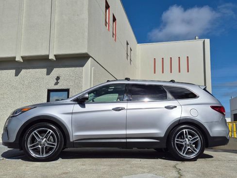 Used 2017 Hyundai Santa Fe FWD image 1