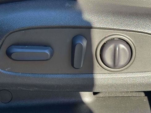 Used 2022 GMC Acadia SLT w/ LPO, Roadside Safety Package image 15