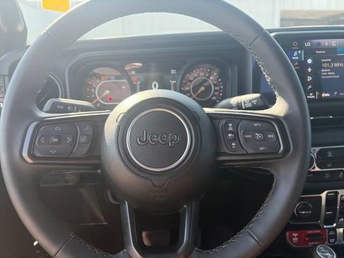 Used 2025 Jeep Wrangler Unlimited Rubicon AWD/4WD image 14