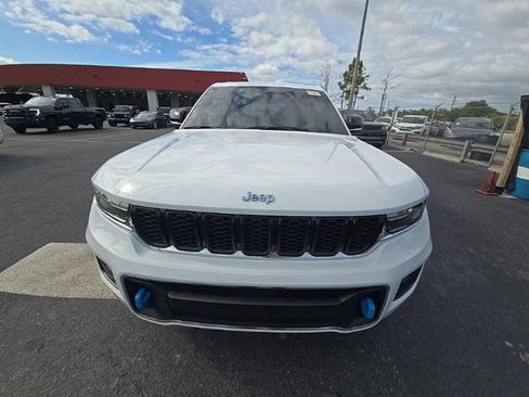Used 2023 Jeep Grand Cherokee Overland w/ Luxury Tech Group IV AWD/4WD image 2