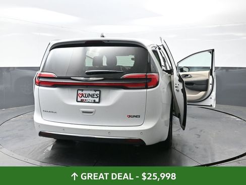 Used 2024 Chrysler Pacifica Touring-L image 60