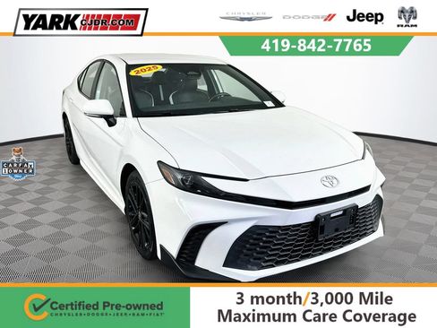 Used 2025 Toyota Camry SE FWD image 1