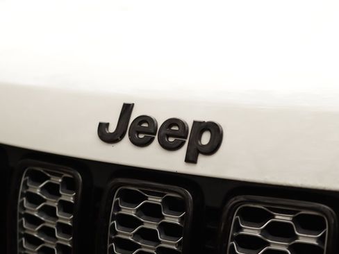 Used 2019 Jeep Grand Cherokee Altitude image 33