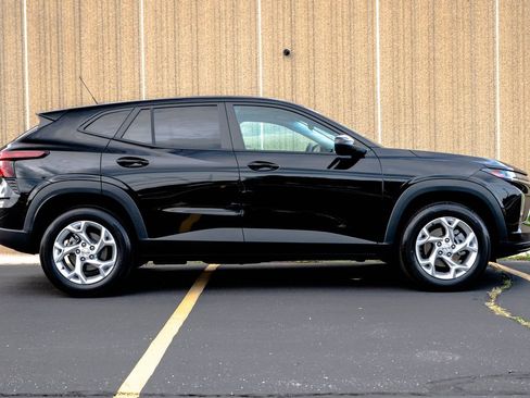 Used 2026 Chevrolet Trax LS w/ LS Convenience Package FWD image 13