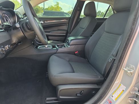 Used 2023 Chrysler 300 Touring w/ Safetytec Plus Group RWD image 10