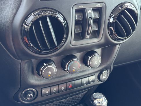 Used 2017 Jeep Wrangler Unlimited Sahara image 29