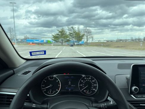 Used 2025 Nissan Altima 2.5 SV FWD image 34